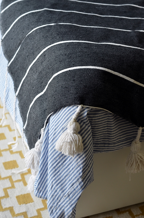 Baumwolldecke schwarz weiß Streifen mit Quasten und Pompoms nachhaltig